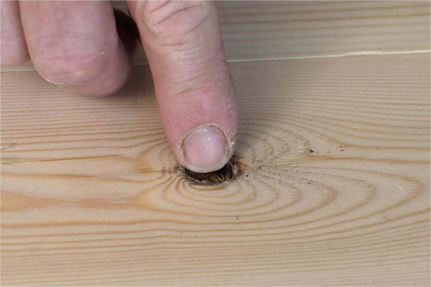 Laga kvisthål Laga kvisthål i golv